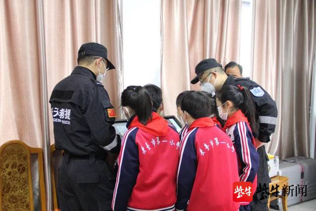 藍天救援隊隊員在給學(xué)生們觀看案例視頻