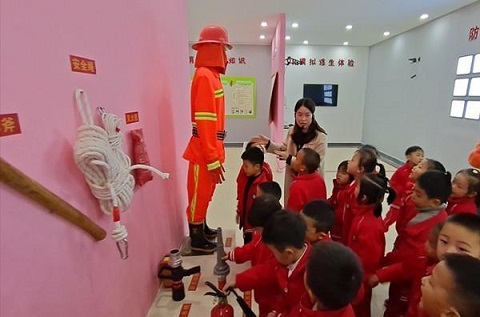 學(xué)生走進(jìn)校園消防體驗(yàn)館，開展“消防零距離”安全體驗(yàn)活動(dòng)