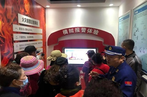 宏偉區(qū)消防救援大隊(duì)利用VR、模擬報(bào)警及逃生等科普教育基地設(shè)施開展消防宣傳工作