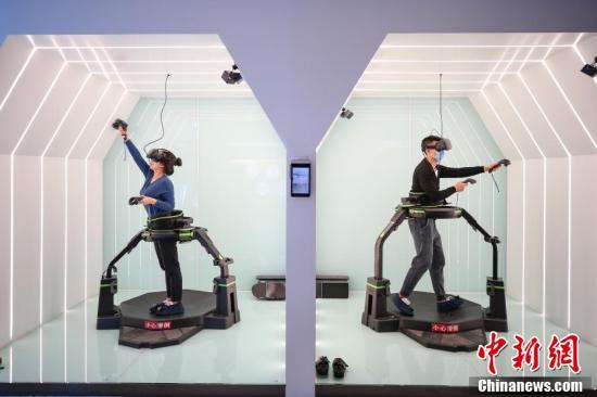 兩名參觀者在進(jìn)行“VR互動(dòng)火場逃生體驗(yàn)